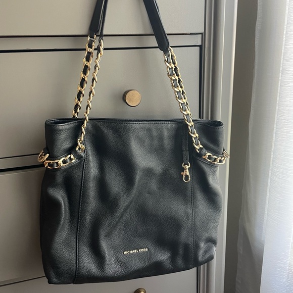 Lots of purses for sale - Picture 2 of 5